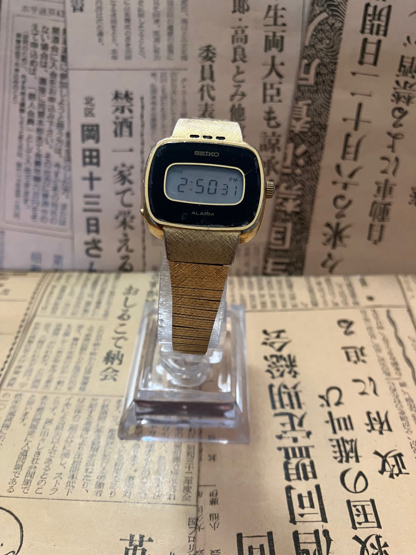 Seiko Ladies Digital 8122-4020 Gold (1989)