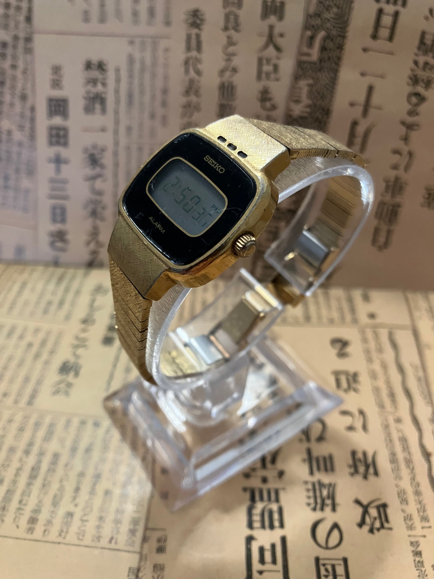 Seiko Ladies Digital 8122-4020 Gold (1989)