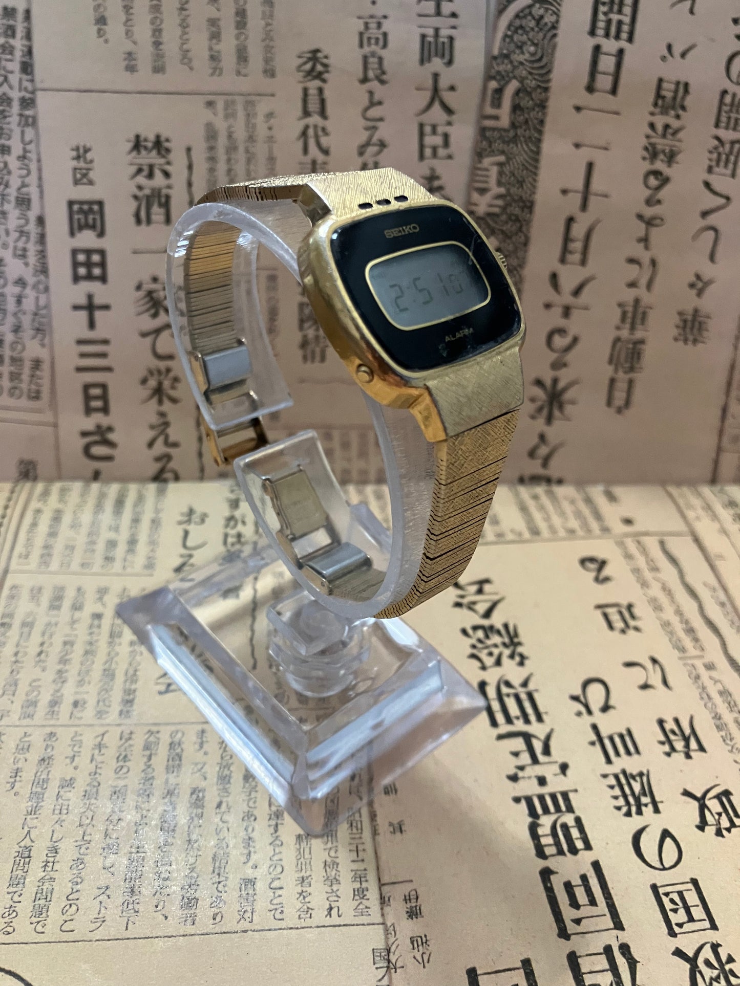Seiko Ladies Digital 8122-4020 Gold (1989)