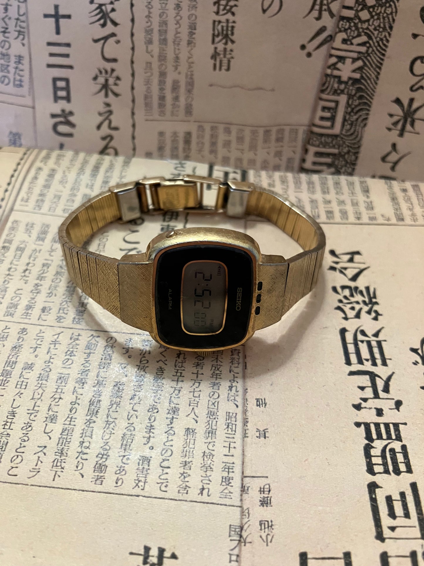 Seiko Ladies Digital 8122-4020 Gold (1989)