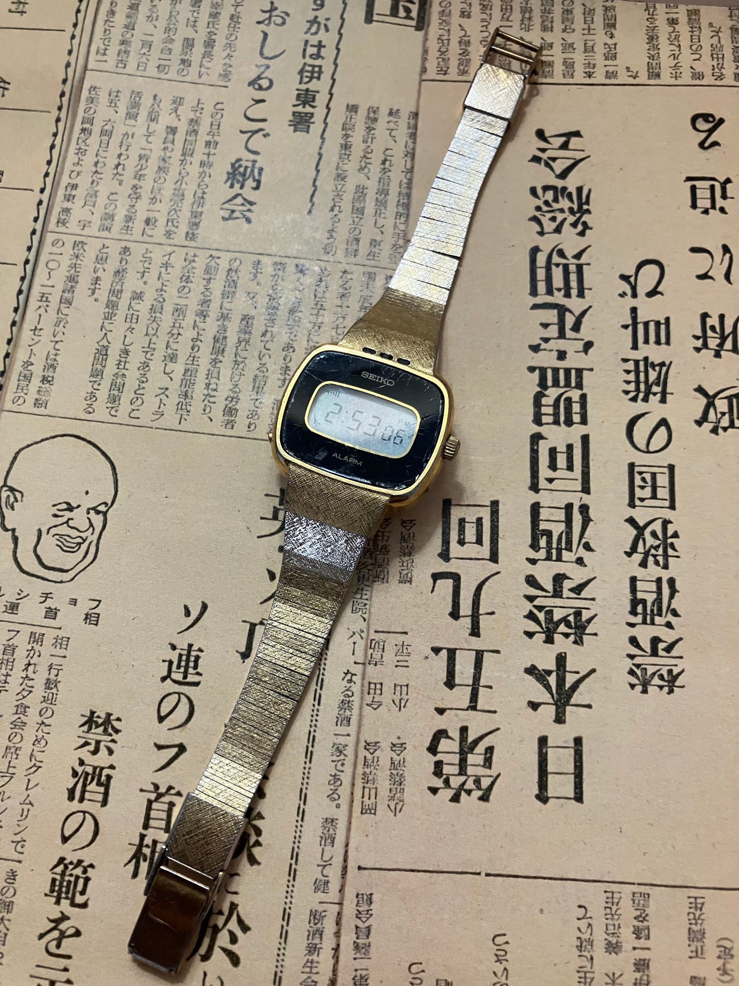 Seiko Ladies Digital 8122-4020 Gold (1989)