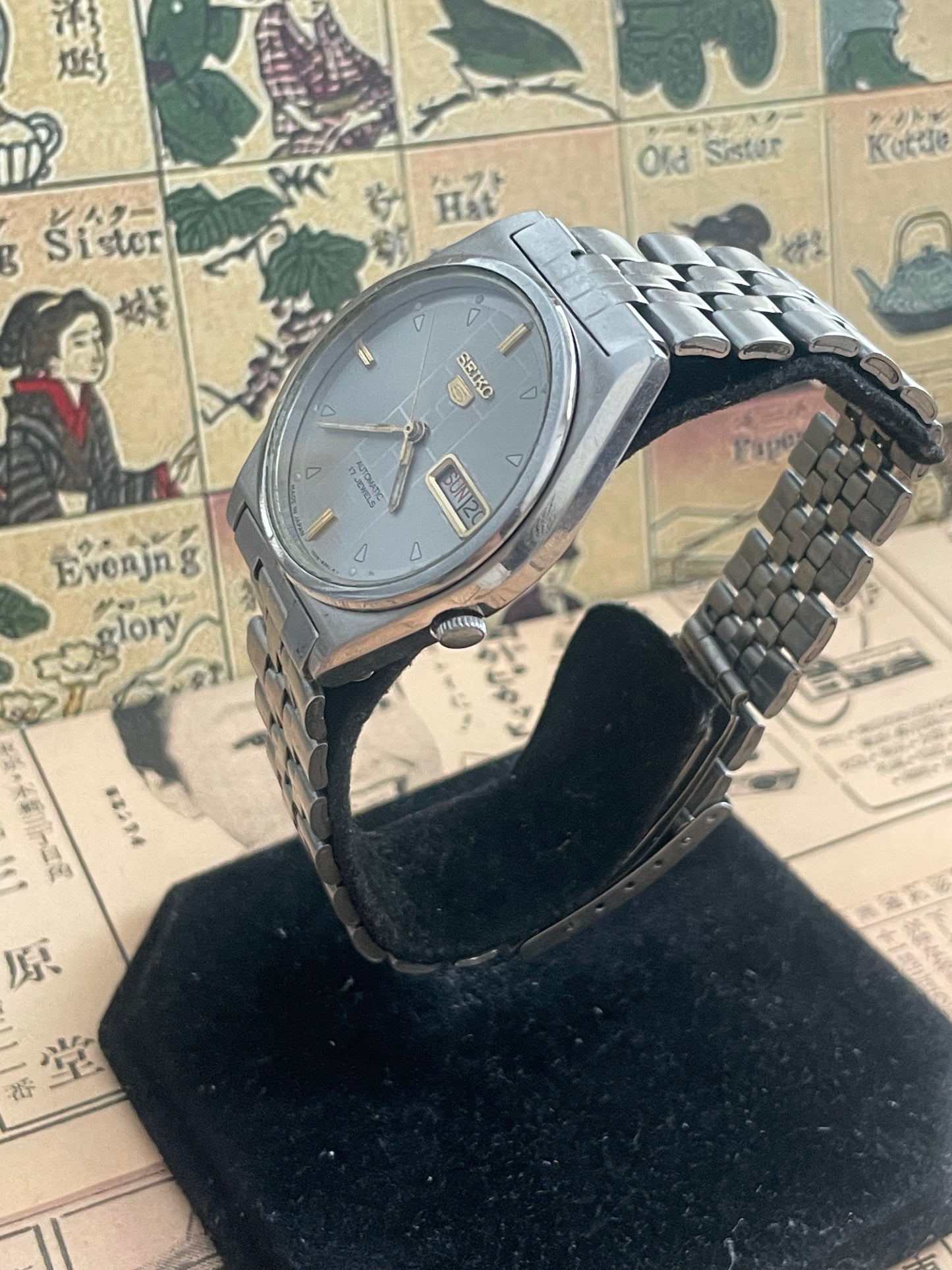 Seiko 5 - 7009 Silver Art Deco pattern (1976)