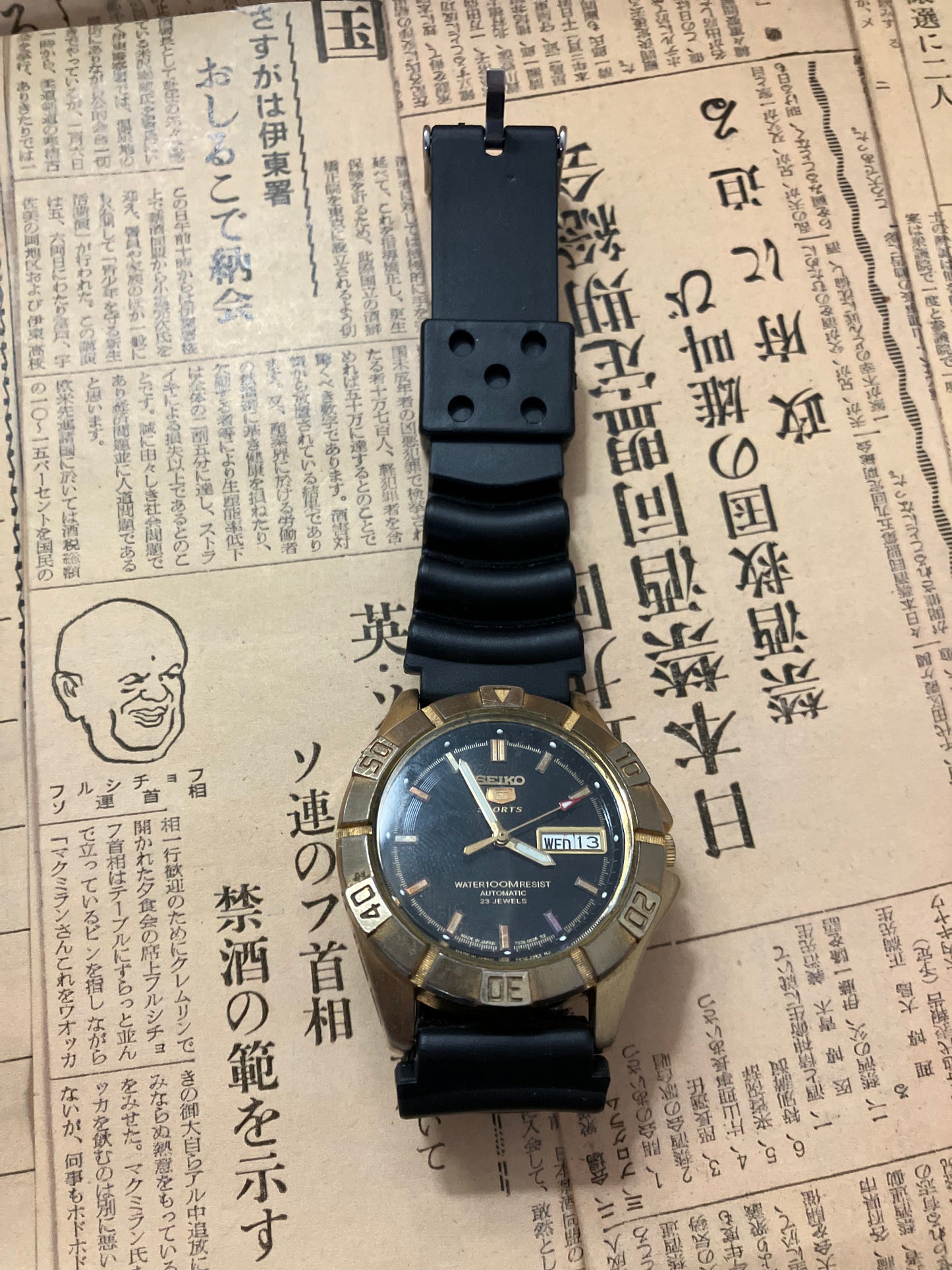 Seiko 5 Sports - 7S36-00Y0 Black/Gold (1997)