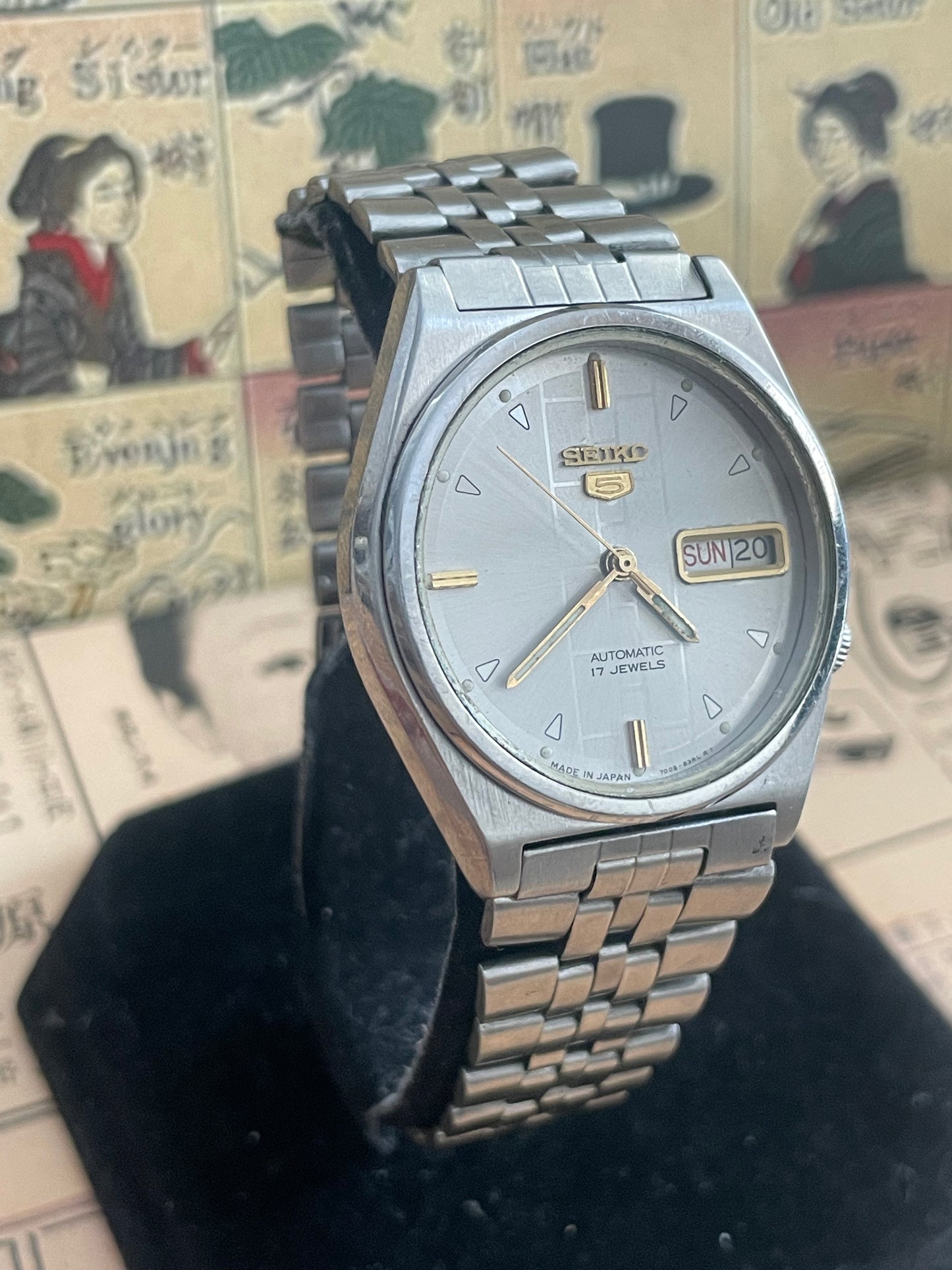Seiko 5 - 7009 Silver Art Deco pattern (1976)